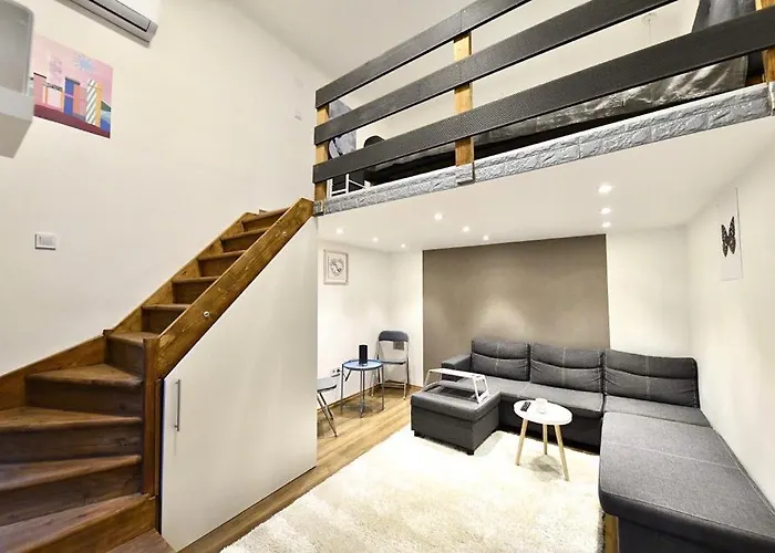 Cute Gallery Apartment Close To The Basilica, Queen