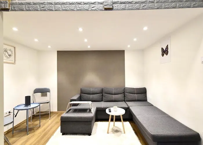 Cute Gallery Apartment Close To The Basilica, Queen
