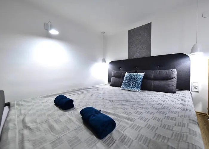 Cute Gallery Apartment Close To The Basilica, Queen