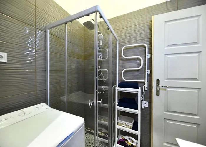 Cute Gallery Apartment Close To The Basilica, Queen